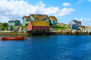 Balıkçı köyü Peggys Koyu 'ndaki tekne ve ev manzarası, Nova Scotia, Kanada