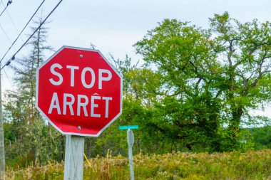 Küçük Lepreau, New Brunswick, Kanada iki dilli bir Dur işareti görünümünü