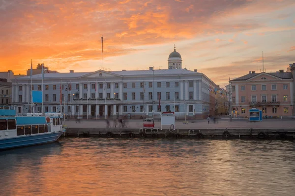 芬兰赫尔辛基的南港和市场广场的日落美景 包括市政厅和路德教会 — 图库照片