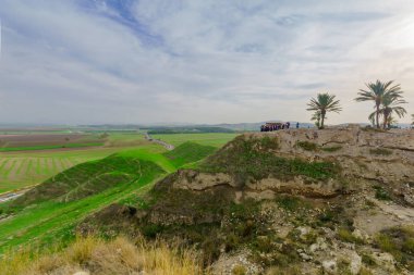 Megiddo, İsrail - 29 Kasım 2018: Tel Megiddo Milli Parkı ziyaret turistler ve Jezreel Vadisi manzara. Kuzey İsrail