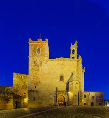 Gece görünümü Iglesia de San Mateo Kilisesi'nin Caceres,: Extremadura, Spain