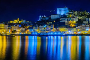 Gece görünümü Douro nehir ve Ribeira (nehir), renkli binalar, Porto, Portekiz