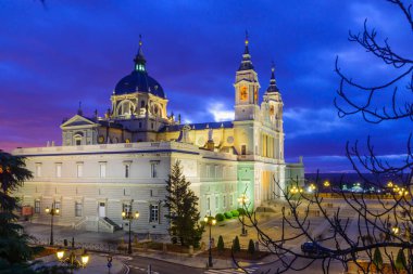 Akşam görünümü katedral, Madrid, İspanya