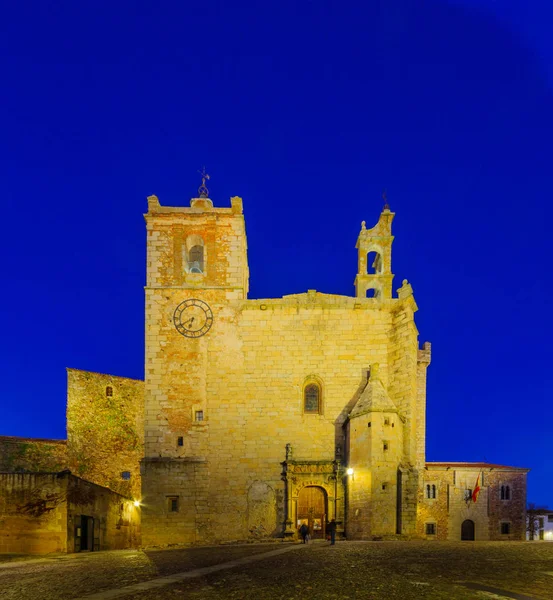 Gece görünümü Iglesia de San Mateo Kilisesi'nin Caceres,: Extremadura, Spain