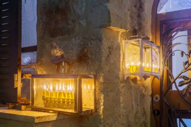 Jerusalem, İsrail - 09 Aralık 2018: Geleneksel menora (Hanukkah lambalar) zeytinyağı mumlarıyla yerleştirilen girişine yakın Yahudi mahallesinde Kudüs eski şehir, İsrail