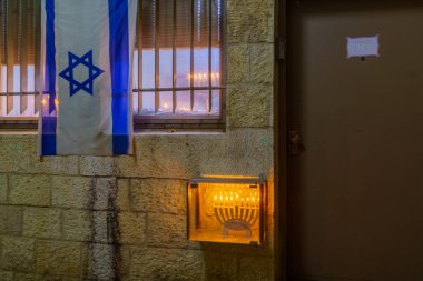 Jerusalem, İsrail - 09 Aralık 2018: Geleneksel menora (Hanukkah lambalar) zeytinyağı mumlarıyla yerleştirilen girişine yakın Yahudi mahallesinde Kudüs eski şehir, İsrail