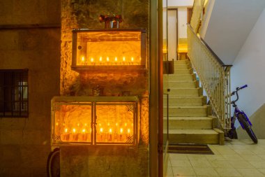 Jerusalem, İsrail - 09 Aralık 2018: Geleneksel menora (Hanukkah lambalar) zeytinyağı mumlarıyla yerleştirilen girişine yakın Yahudi mahallesinde Kudüs eski şehir, İsrail