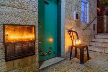 Jerusalem, İsrail - 09 Aralık 2018: Geleneksel menora (Hanukkah lambalar) zeytinyağı mumlarıyla yerleştirilen girişine yakın Yahudi mahallesinde Kudüs eski şehir, İsrail