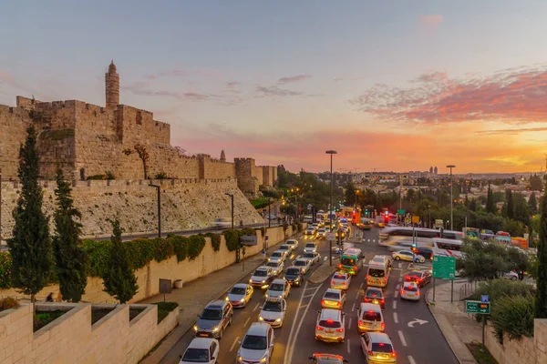 旧市街の城壁と交通と歩行者 エルサレム イスラエルのダビデの塔エルサレム イスラエル 2018 サンセット ビュー — ストック写真