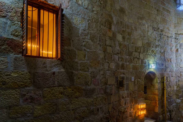 以色列耶路撒冷 2018年12月9日 小巷在旧城的犹太区 与传统的 Menorahs 光明节灯 与橄榄油蜡烛 耶路撒冷 以色列 — 图库照片
