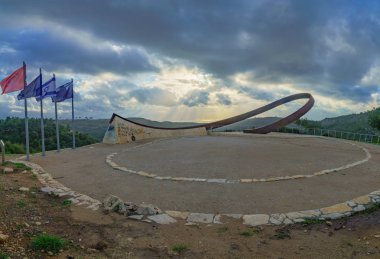 Haifa, İsrail - 20 Aralık 2018: Mount Carmel ve Akdeniz'in yamaçları ile Carmel yangın trajedinin kurbanları Anıtı. Kuzey İsrail