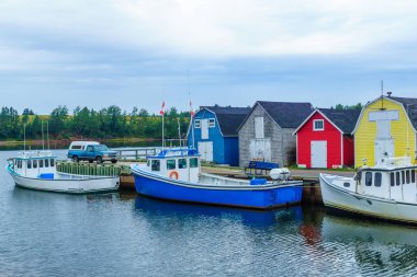 İskele, balıkçı tekneleri ve renkli evleri, New London, Prince Edward Island, Kanada
