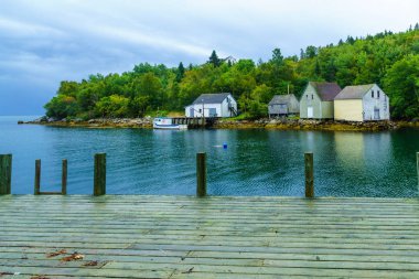 Körfezin manzarası, balıkçı köyü Aspotogan, Nova Scotia, Kanada 'daki tekneler ve rıhtım binaları