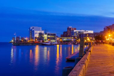 Halifax, Nova Scotia, Kanada liman ve şehir binaların gece görünümü