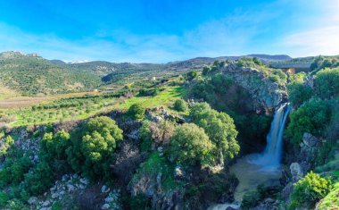 Saar şelale, Mount Hermon ve arka planda Morthern İsrail Golan Tepeleri Nimrod kale görünümü
