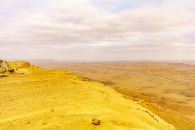 Makhtesh (krater) Ramon, Negev Çölü, Güney İsrail gün batımı manzarası. Bir büyük erozyon cirque jeolojik bir ülke olduğunu