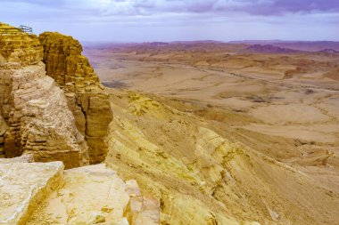 Makhtesh (krater) Ramon, Negev Çölü, Güney İsrail gün batımı manzarası. Bir büyük erozyon cirque jeolojik bir ülke olduğunu