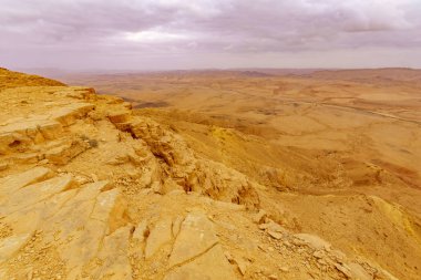 Makhtesh (krater) Ramon, Negev Çölü, Güney İsrail gün batımı manzarası. Bir büyük erozyon cirque jeolojik bir ülke olduğunu