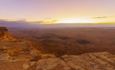 Makhtesh (krater) Ramon, Negev Çölü, Güney İsrail gündoğumu görünümü. Bir büyük erozyon cirque jeolojik bir ülke olduğunu