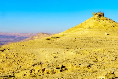 Makhtesh (krater) Ramon Negev Çölü, Güney İsrail'deve Mount uyanık ile görünümünü. Bir büyük erozyon cirque jeolojik bir ülke olduğunu