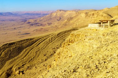 Makhtesh (krater) Ramon, Negev Çölü, Güney İsrail manzara. Bir büyük erozyon cirque jeolojik bir ülke olduğunu