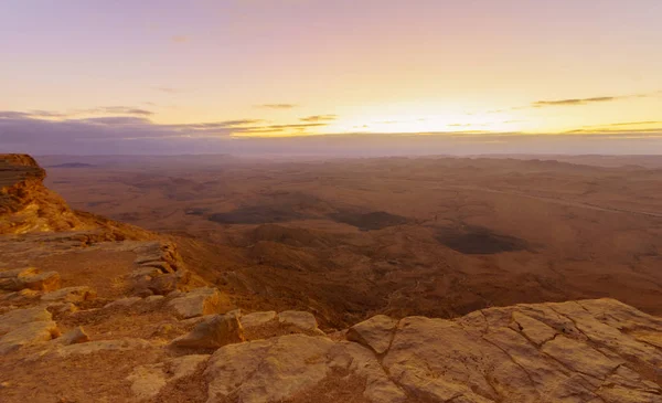 Makhtesh クレーター ラモン イスラエル南部のネゲブ砂漠での日の出 それは大規模な侵食 シルクの地質地形です — ストック写真