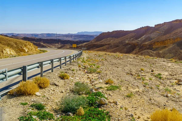 イスラエル南部のネゲブ砂漠で 道路に沿ってカーブの表示 — ストック写真