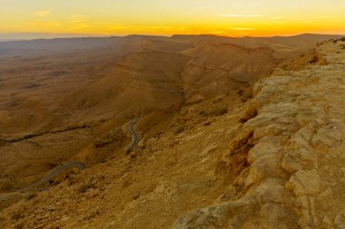 Negev Çölü, Güney İsrail'Hamakhtesh Hagadol (büyük krater), gün batımı manzarası. Bir büyük erozyon cirque jeolojik bir ülke olduğunu