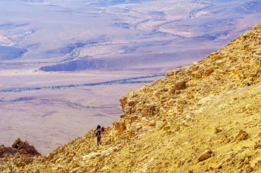 Mitzpe Ramon, İsrail - 19 Ocak 2019: Görünüm, Makhtesh (krater) Ramon hiking, Negev Çölü İsrail ziyaretçi ile