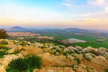 Jezreel Vadisi ve Mont Tabor, Mount uçurumun üzerinden günbatımı manzarası. İsrail