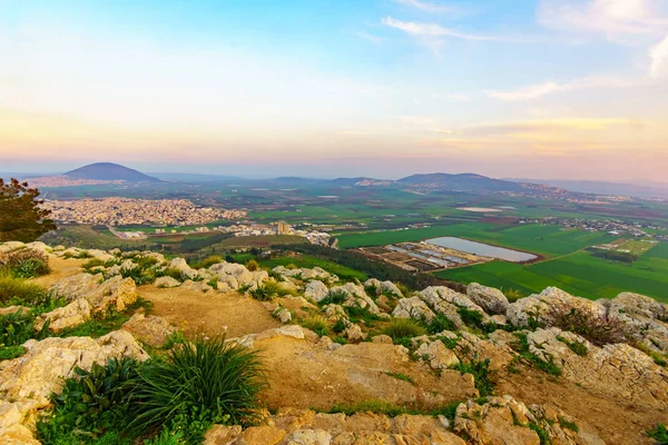 从降水山可以看到耶斯列山谷和塔博尔山的日落美景 以色列 — 图库照片