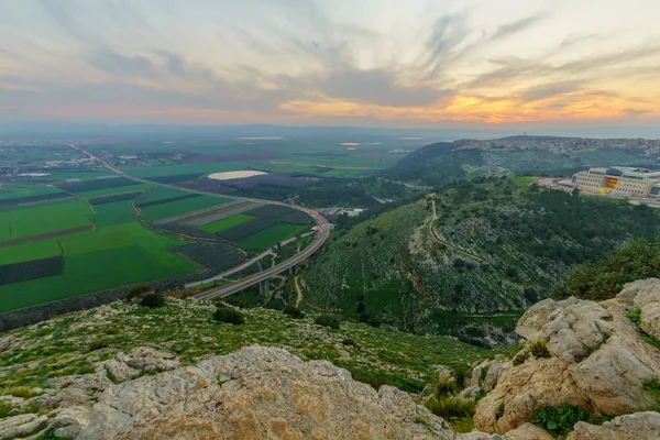Jezreel Valley, Mount uçurumun üzerinden günbatımı manzarası. İsrail
