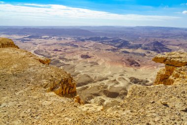 Manzara Necef çölünde, Güney İsrail (den montaj Ardon), Makhtesh (krater) Ramon. Bir büyük erozyon cirque jeolojik bir ülke olduğunu