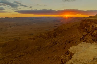 Makhtesh (krater) Ramon, Negev Çölü, Güney İsrail gün batımı manzarası. Bir büyük erozyon cirque jeolojik bir ülke olduğunu