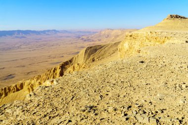 Makhtesh (krater) Ramon, Negev Çölü, Güney İsrail manzara. Bir büyük erozyon cirque jeolojik bir ülke olduğunu