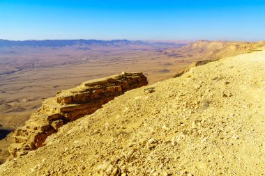 Makhtesh (krater) Ramon, Negev Çölü, Güney İsrail manzara. Bir büyük erozyon cirque jeolojik bir ülke olduğunu