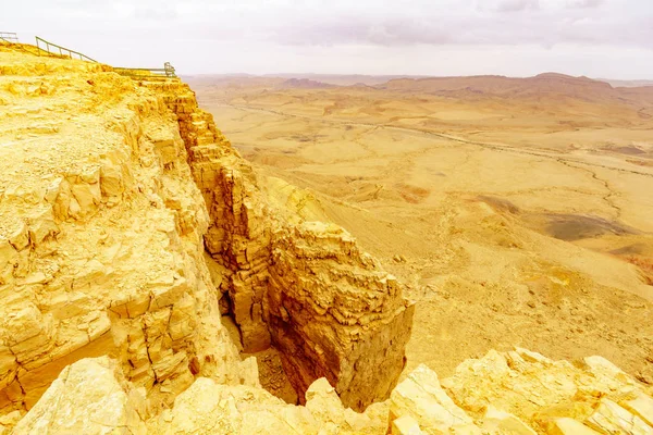Makhtesh (krater) Ramon, Negev Çölü, Güney İsrail gün batımı manzarası. Bir büyük erozyon cirque jeolojik bir ülke olduğunu