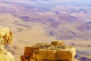 Makhtesh (krater) Ramon, Negev Çölü, Güney İsrail manzara. Bir büyük erozyon cirque jeolojik bir ülke olduğunu