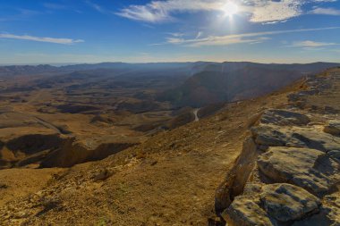 Manzara Hamakhtesh Hagadol (büyük krater), Negev Çölü, İsrail'in. Bir büyük erozyon cirque jeolojik bir ülke olduğunu