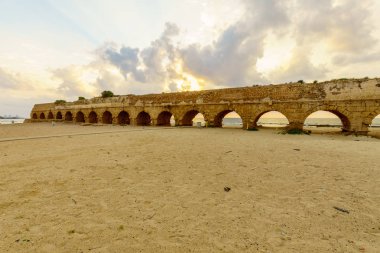 Gün batımı görünümü Caesarea Roma su kemeri ve plaj