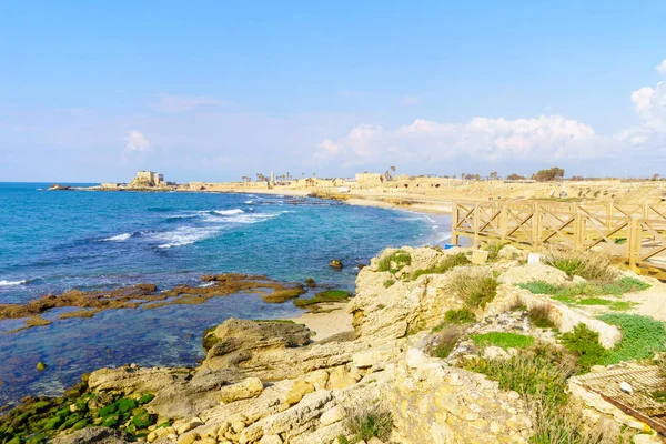 Beach and the old port in Caesarea National Park — Stock Photo, Image