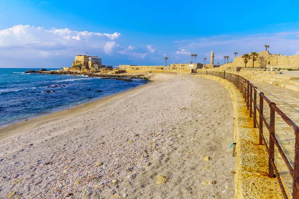 Beach promenade ve eski liman Caesarea Milli Parkı'nda — Stok fotoğraf