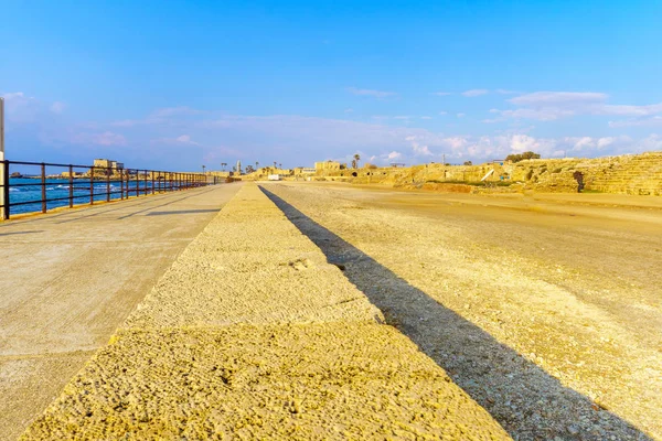 Пляжная набережная в национальном парке Кесария — стоковое фото
