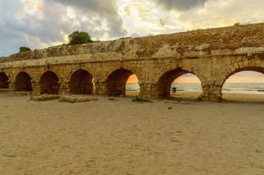 Gün batımı görünümü Caesarea Roma su kemeri ve plaj