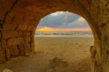 Gün batımı görünümü ve Roma su kemeri, Caesarea'arch