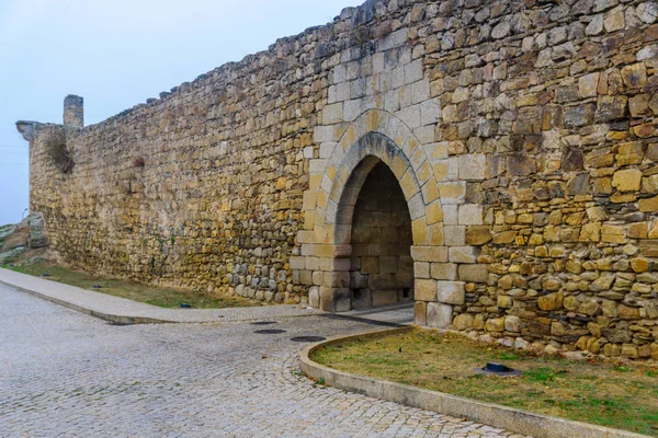 Puerta en las antiguas murallas, en Miranda do Douro — Foto de Stock