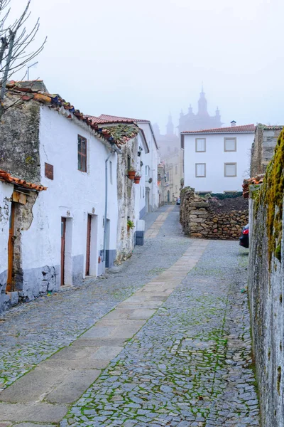 Calle en el casco antiguo Miranda do Douro — Foto de Stock
