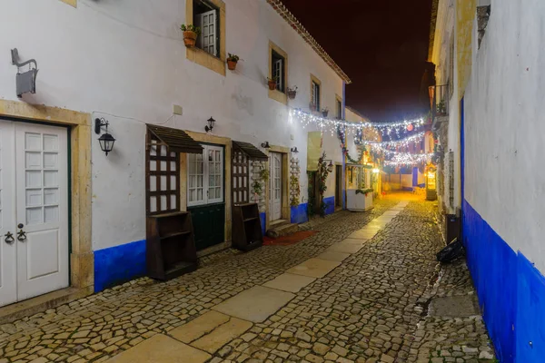 Callejón en el casco antiguo, con decoraciones navideñas, Obidos — Foto de Stock