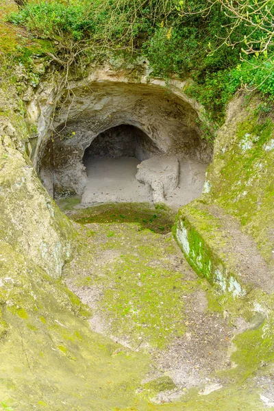 Вход в еврейскую погребальную пещеру, Национальный парк Бет-Шеарим — стоковое фото