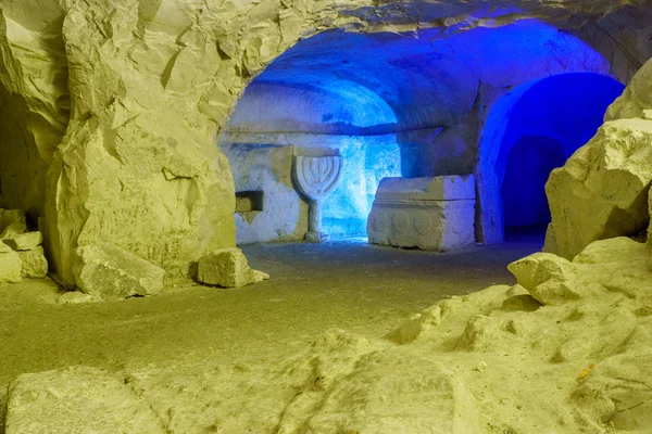 Sarcophage et menorah sculptée, dans le parc national du Bet Shearim — Photo